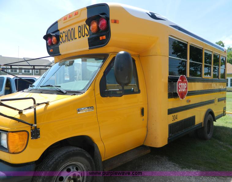 image for item K8081 2006 Ford E450 bus