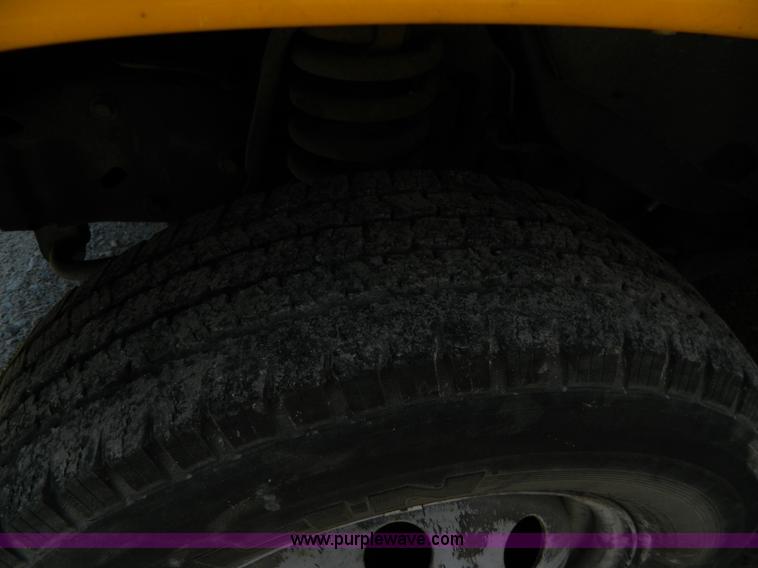 image for item K8081 2006 Ford E450 bus