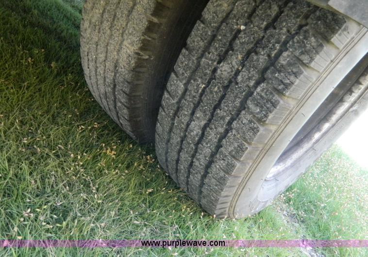 image for item K8081 2006 Ford E450 bus