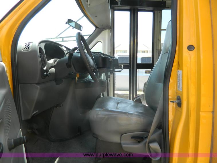 image for item K8081 2006 Ford E450 bus