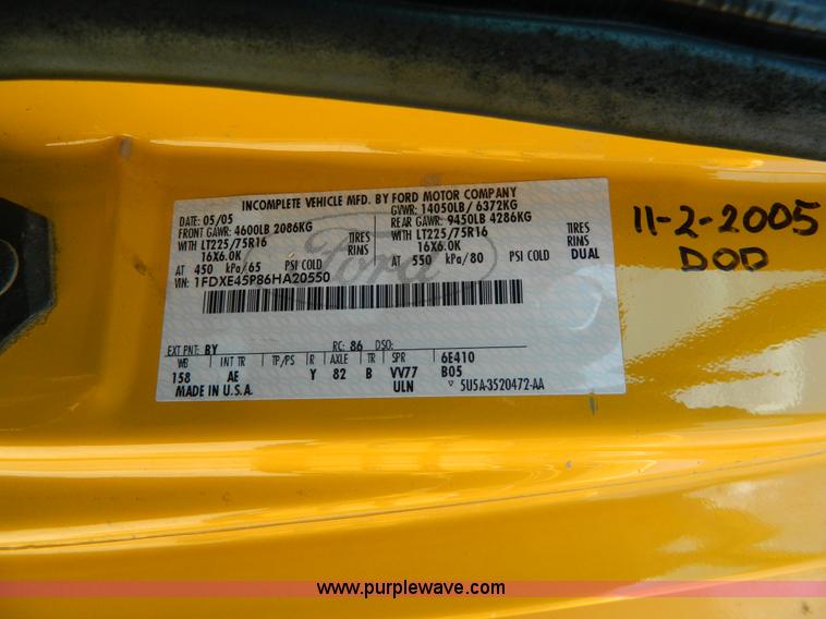 image for item K8081 2006 Ford E450 bus