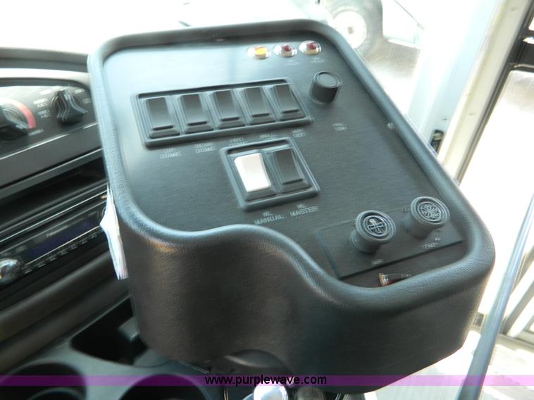 image for item K8081 2006 Ford E450 bus