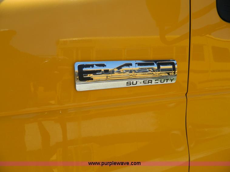image for item K8081 2006 Ford E450 bus