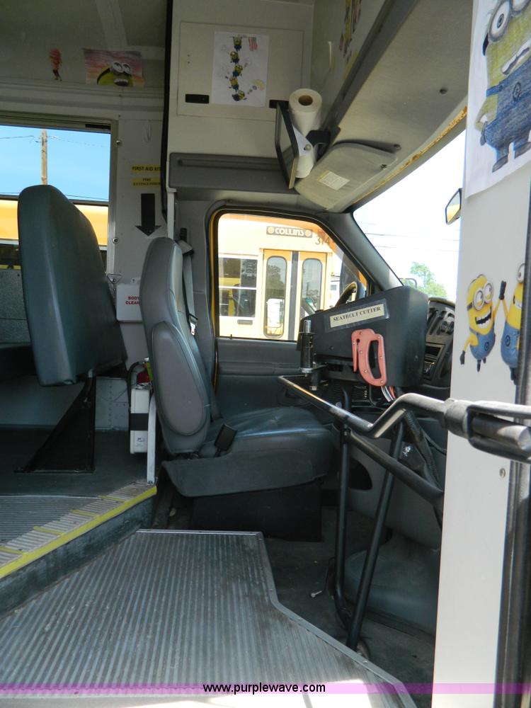 image for item K8081 2006 Ford E450 bus