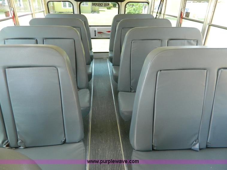 image for item K8081 2006 Ford E450 bus
