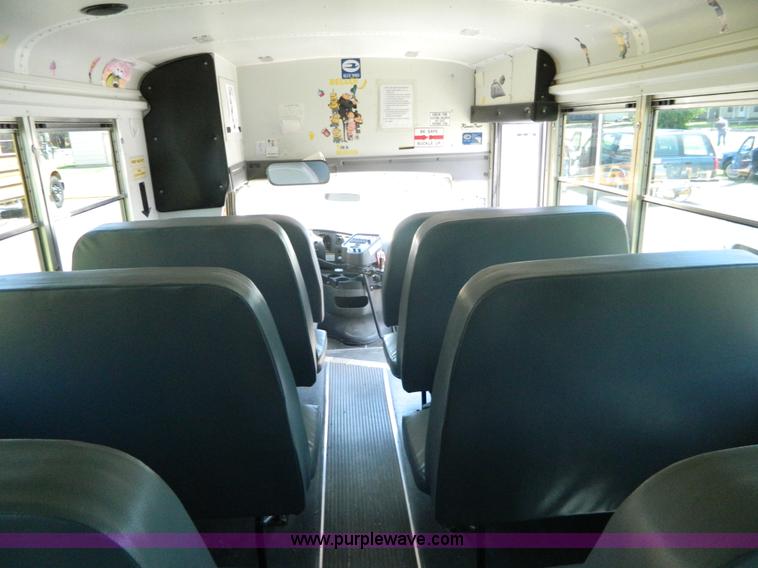 image for item K8081 2006 Ford E450 bus
