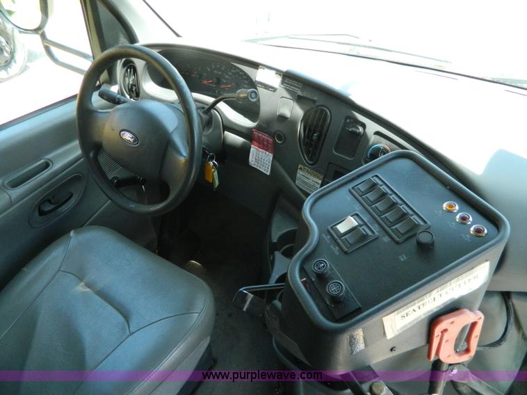 image for item K8081 2006 Ford E450 bus