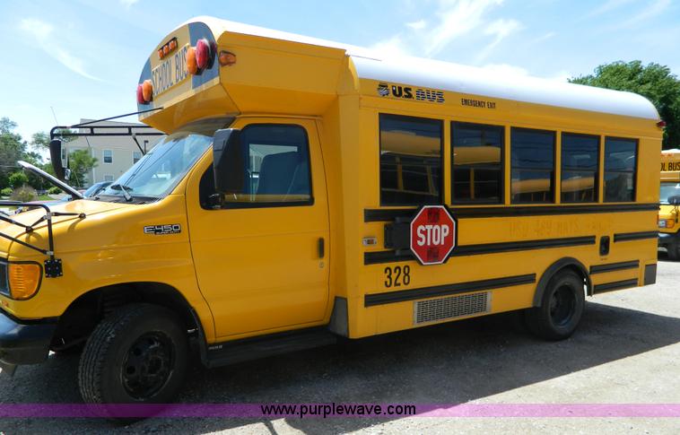image for item K8082 2005 Ford E450 bus