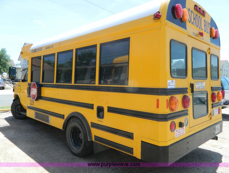 image for item K8082 2005 Ford E450 bus