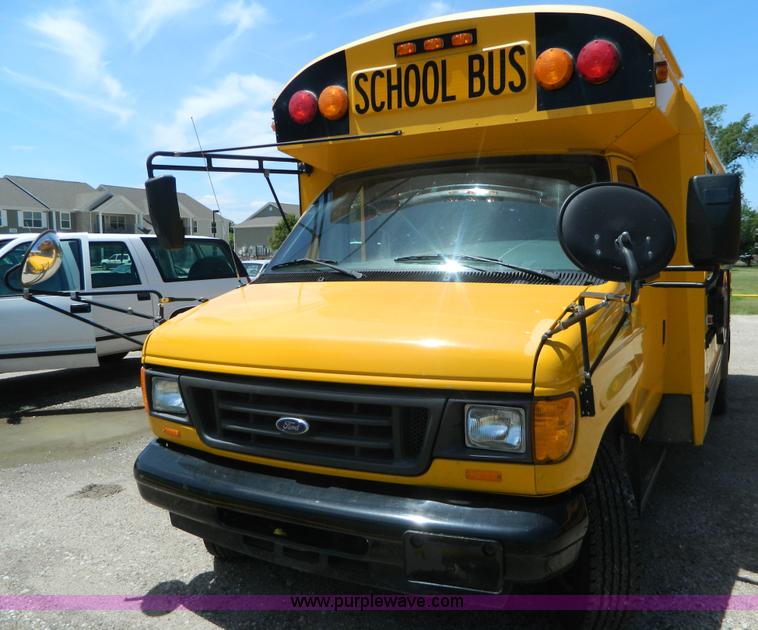 image for item K8082 2005 Ford E450 bus
