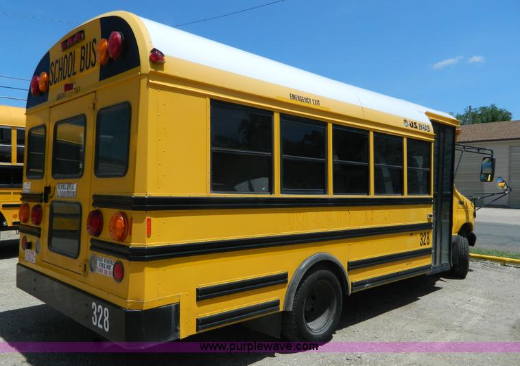 image for item K8082 2005 Ford E450 bus