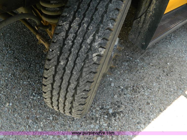 image for item K8082 2005 Ford E450 bus