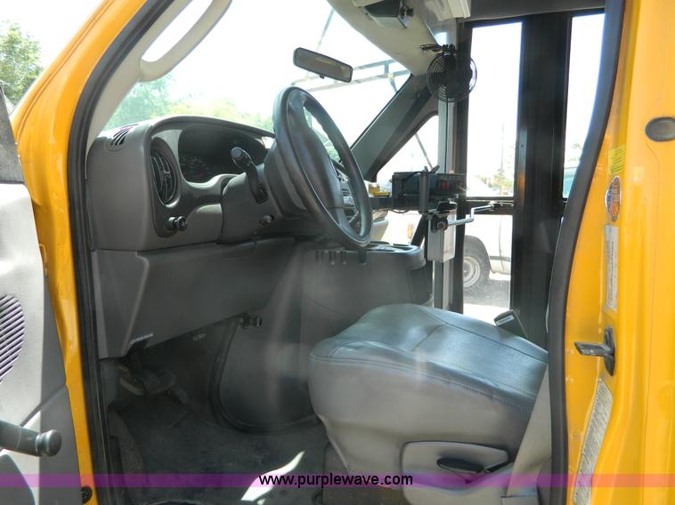 image for item K8082 2005 Ford E450 bus