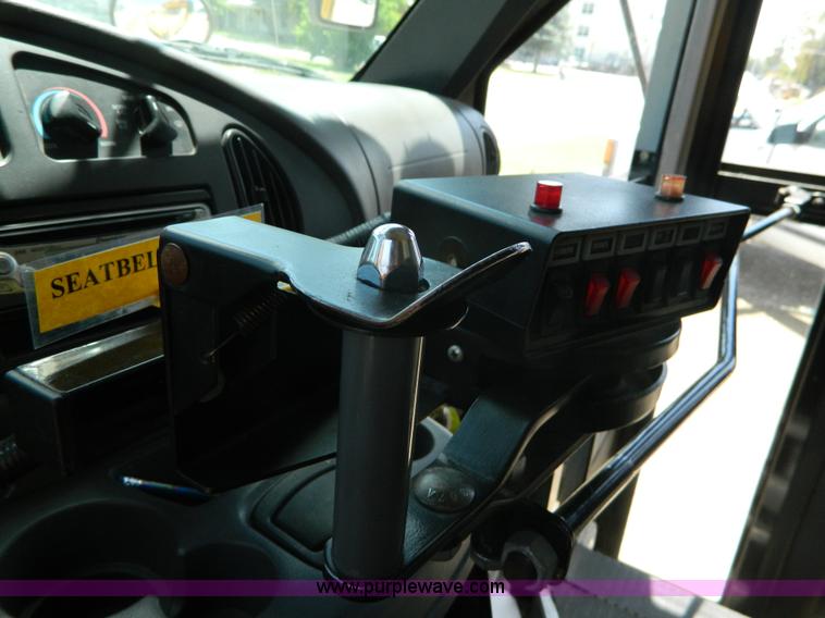 image for item K8082 2005 Ford E450 bus