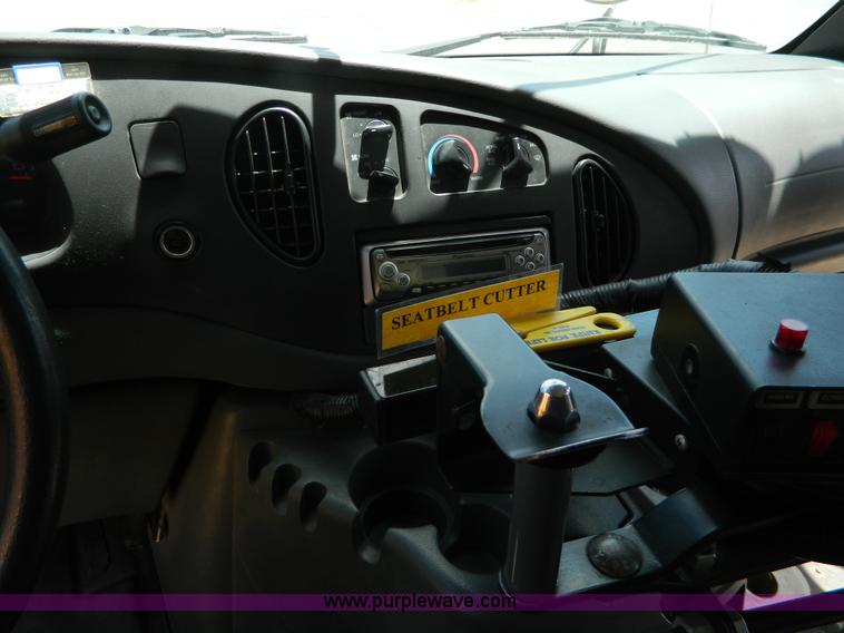 image for item K8082 2005 Ford E450 bus