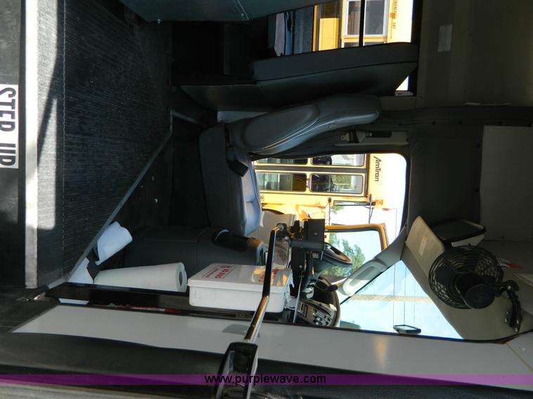 image for item K8082 2005 Ford E450 bus