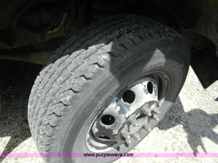 image for item K8082 2005 Ford E450 bus