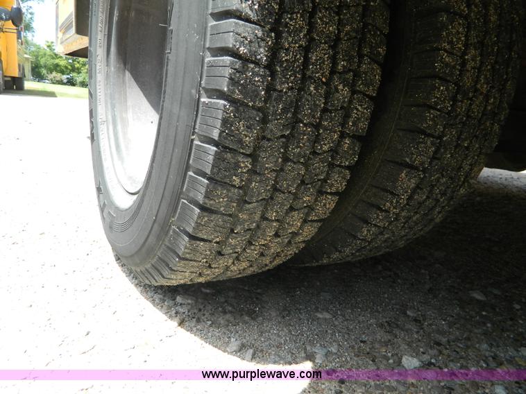 image for item K8082 2005 Ford E450 bus