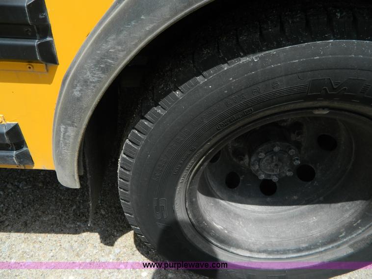 image for item K8082 2005 Ford E450 bus