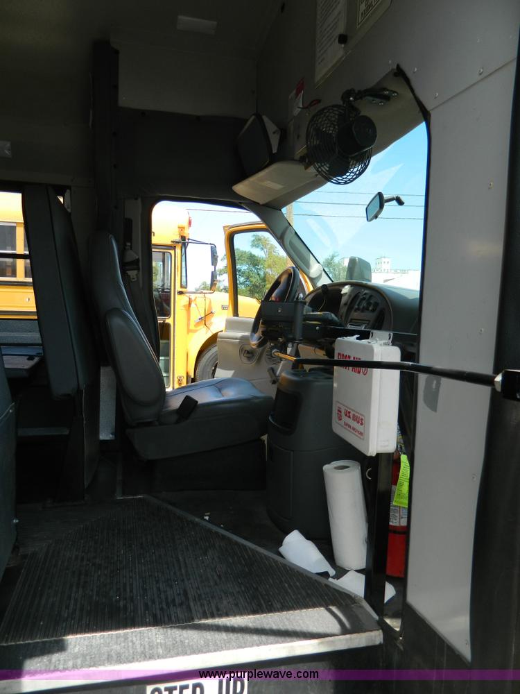 image for item K8082 2005 Ford E450 bus