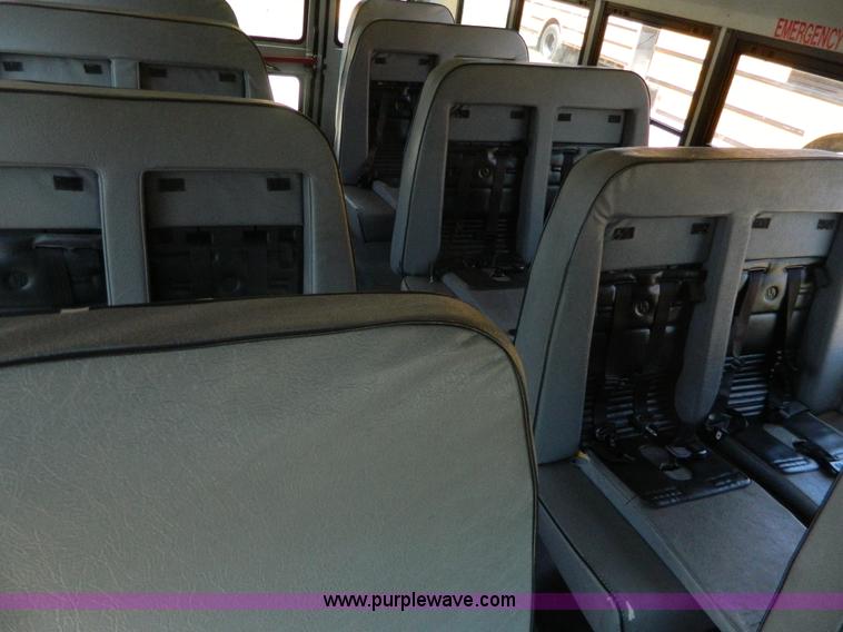 image for item K8082 2005 Ford E450 bus