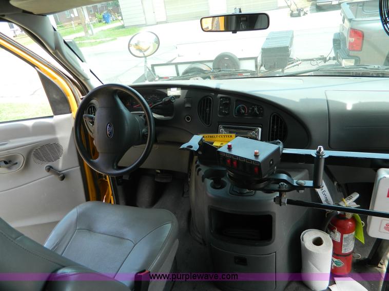 image for item K8082 2005 Ford E450 bus
