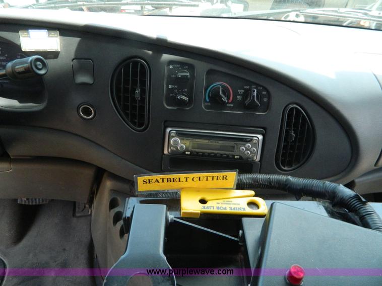 image for item K8082 2005 Ford E450 bus