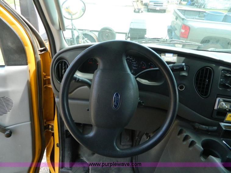 image for item K8082 2005 Ford E450 bus