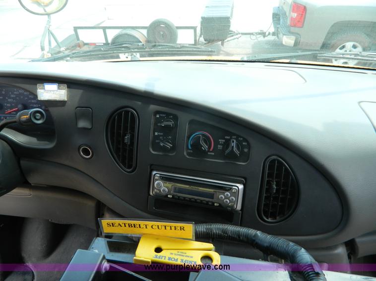image for item K8082 2005 Ford E450 bus