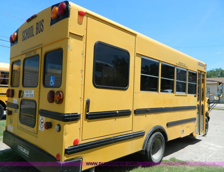 image for item K8083 1999 Ford Econoline E450 bus