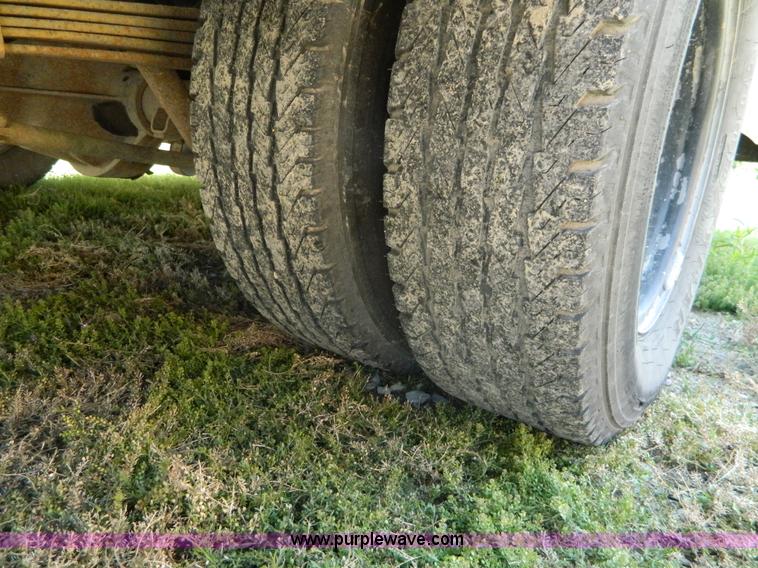 image for item K8083 1999 Ford Econoline E450 bus