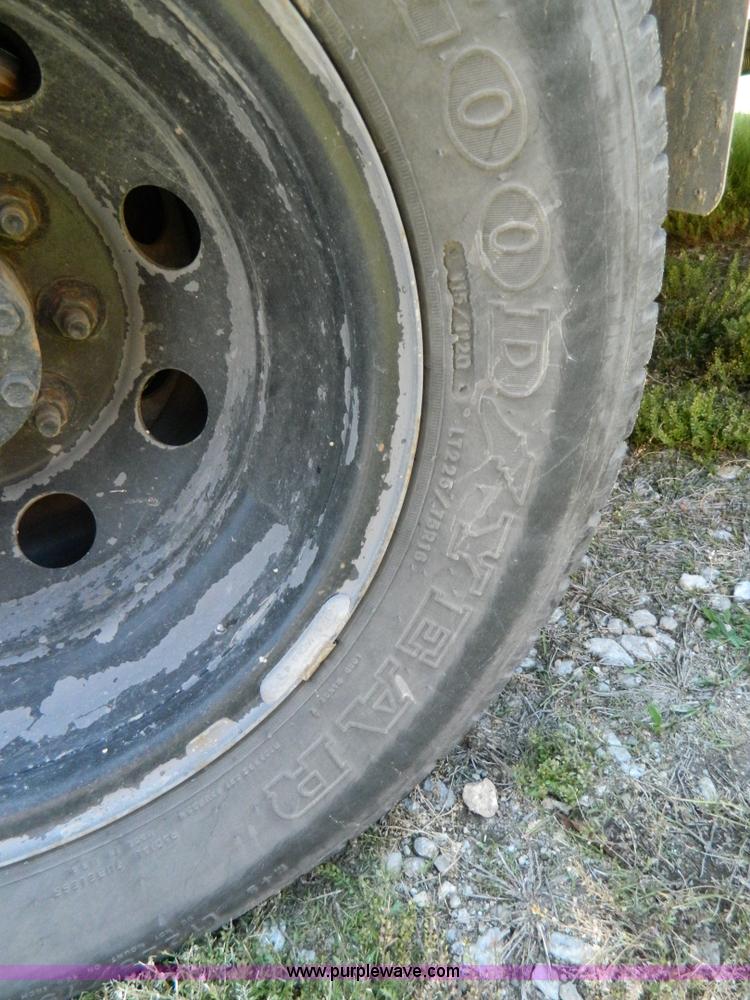 image for item K8083 1999 Ford Econoline E450 bus