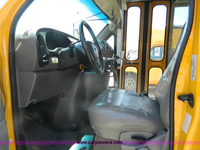 image for item K8083 1999 Ford Econoline E450 bus