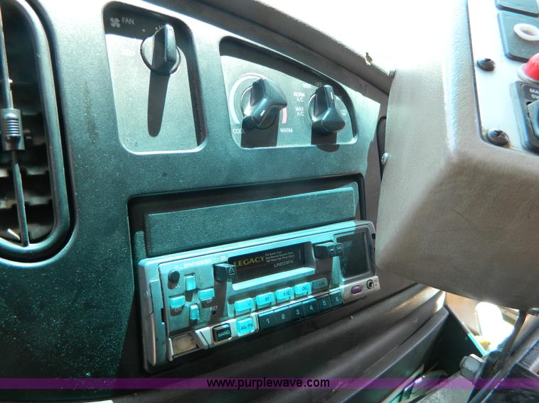 image for item K8083 1999 Ford Econoline E450 bus