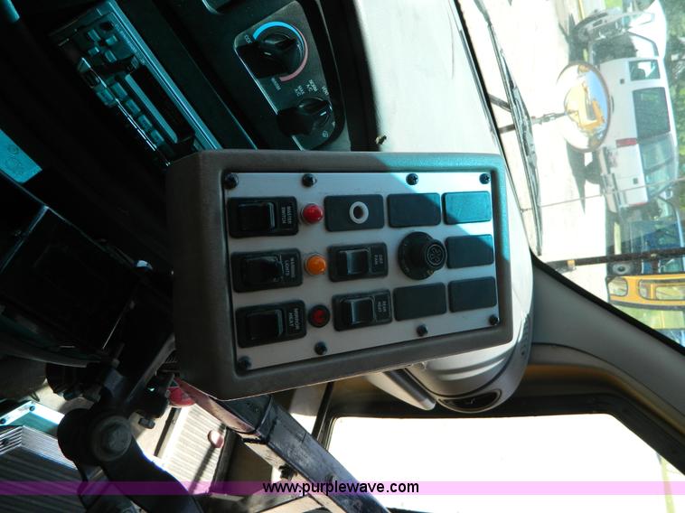 image for item K8083 1999 Ford Econoline E450 bus