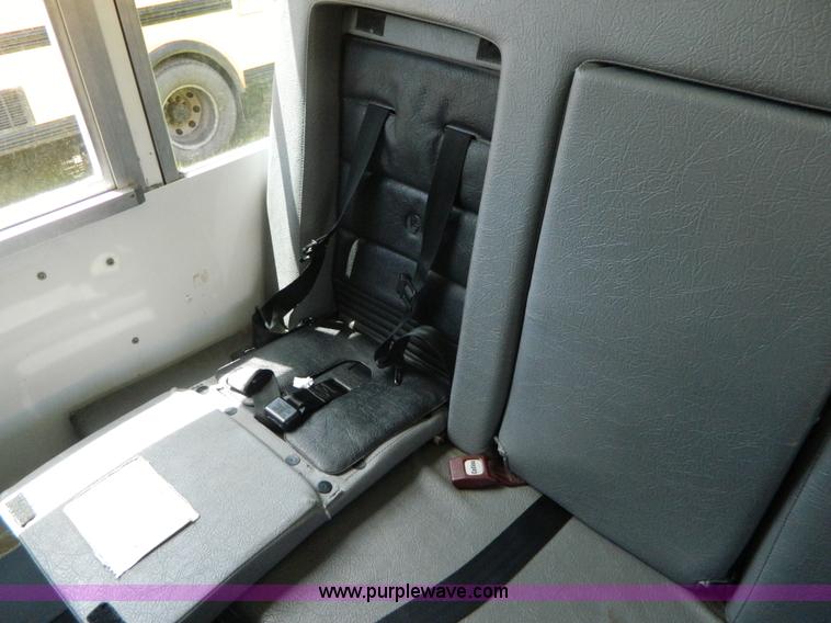 image for item K8083 1999 Ford Econoline E450 bus