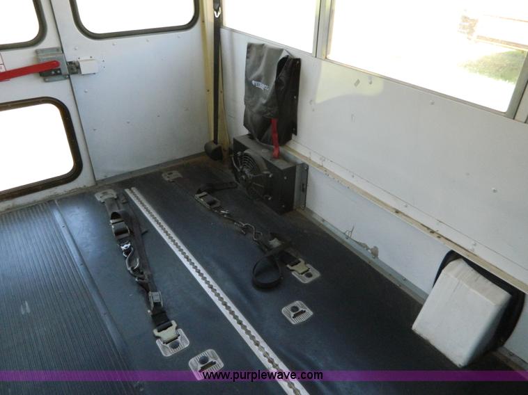 image for item K8083 1999 Ford Econoline E450 bus