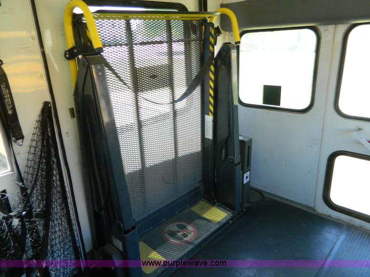 image for item K8083 1999 Ford Econoline E450 bus