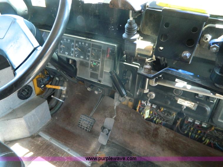 image for item K8085 1995 International 3800 bus