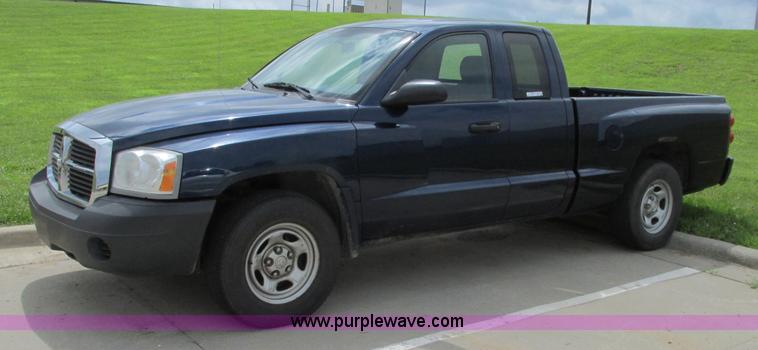 image for item R9318 2005 Dodge Dakota ST Club Cab pickup truck