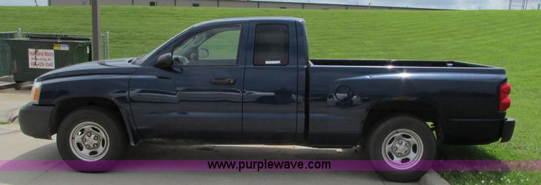 image for item R9318 2005 Dodge Dakota ST Club Cab pickup truck