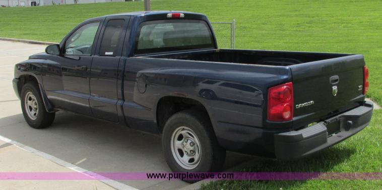 image for item R9318 2005 Dodge Dakota ST Club Cab pickup truck
