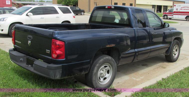 image for item R9318 2005 Dodge Dakota ST Club Cab pickup truck