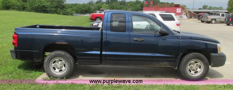 image for item R9318 2005 Dodge Dakota ST Club Cab pickup truck