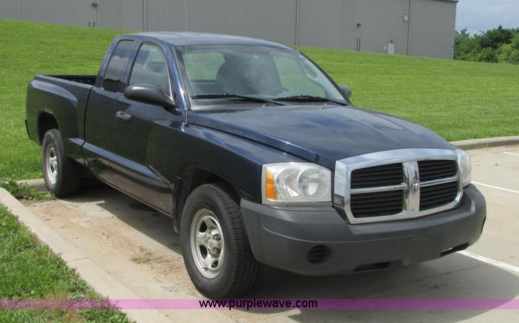 image for item R9318 2005 Dodge Dakota ST Club Cab pickup truck