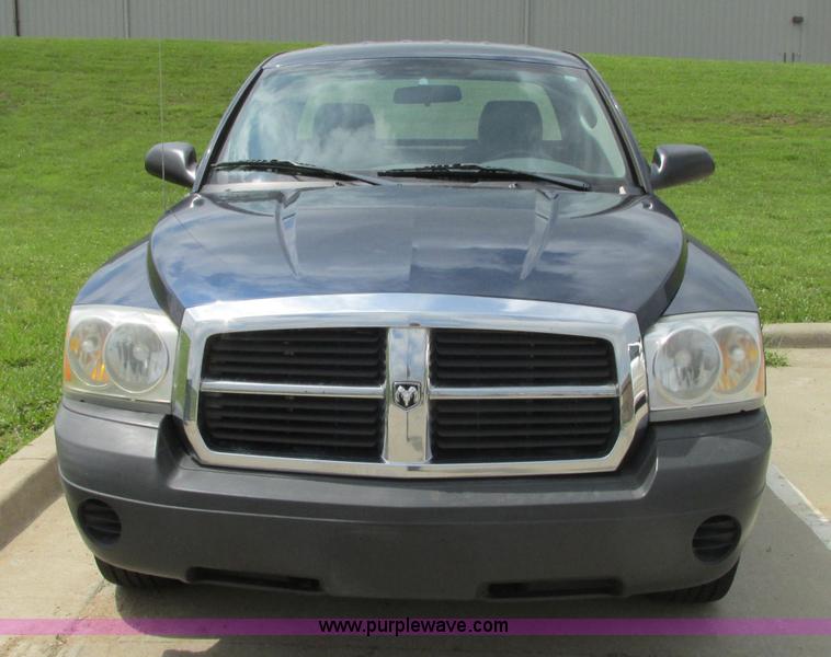 image for item R9318 2005 Dodge Dakota ST Club Cab pickup truck
