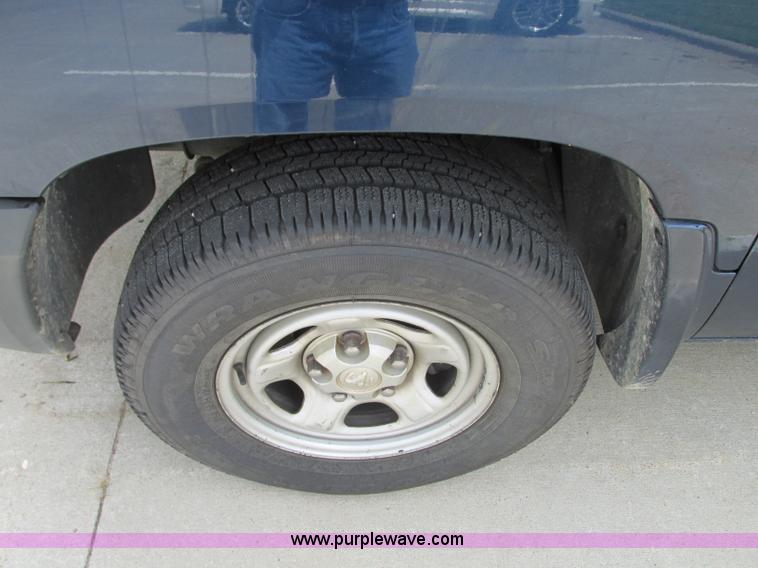 image for item R9318 2005 Dodge Dakota ST Club Cab pickup truck