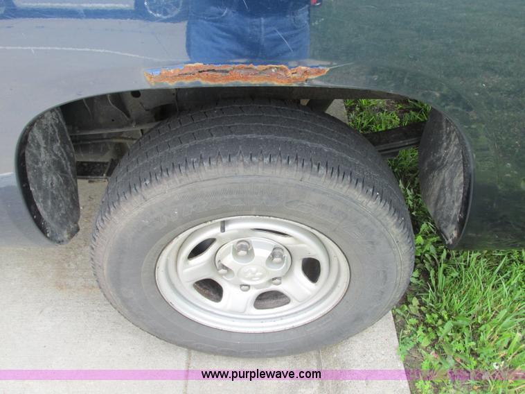 image for item R9318 2005 Dodge Dakota ST Club Cab pickup truck