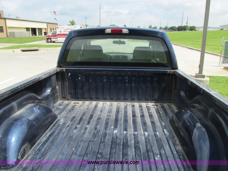 image for item R9318 2005 Dodge Dakota ST Club Cab pickup truck