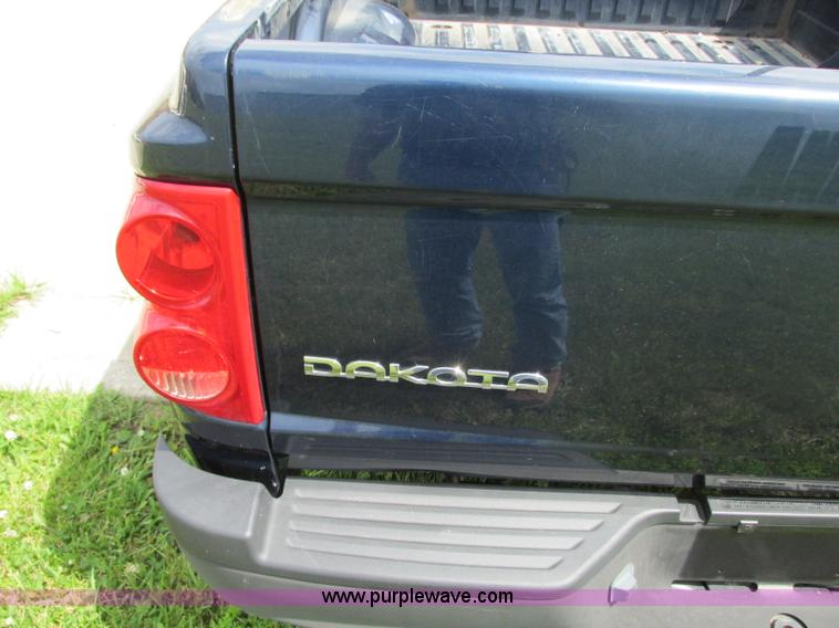 image for item R9318 2005 Dodge Dakota ST Club Cab pickup truck